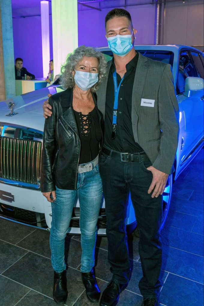 Stolze Mutter und alterer Bruder: Marianne Beck und Nicolas Beck