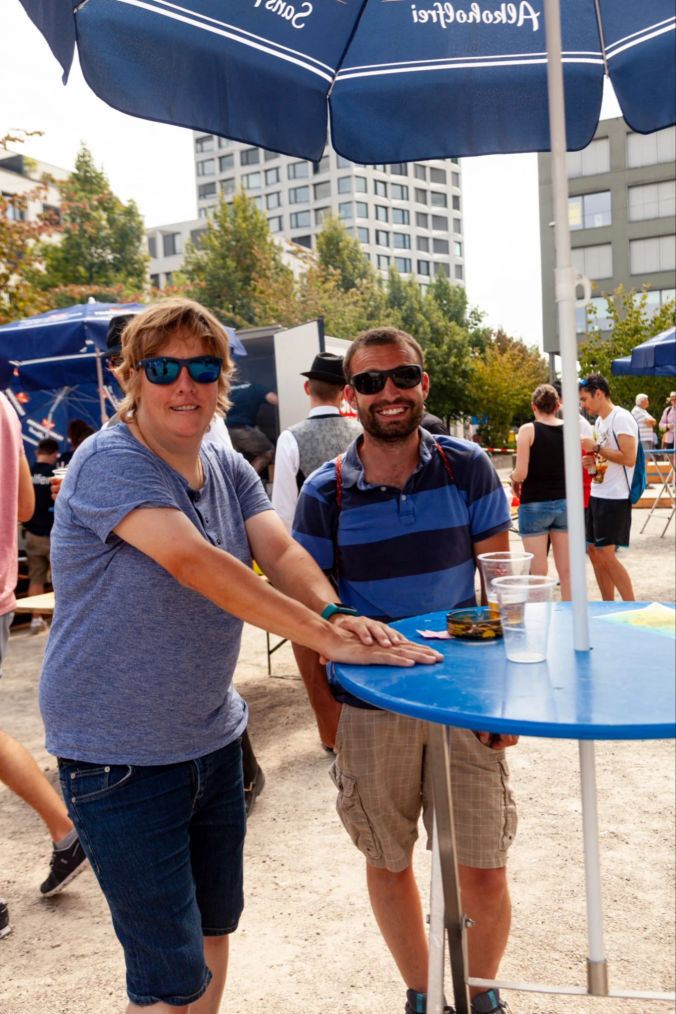 Sabrine und Silvan feiern den 1.August mit einem Grillabend unter Freunden