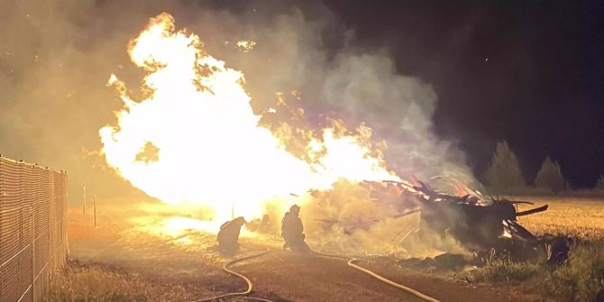 Grosser Holzstapel in Brand geraten