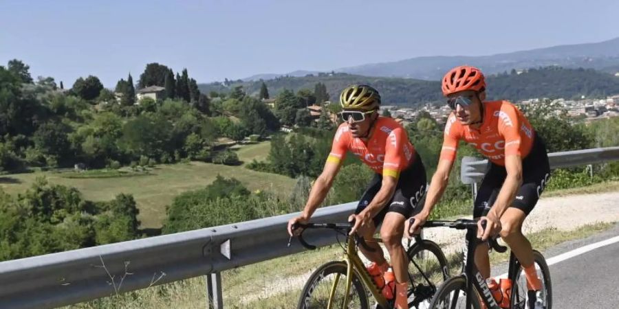 Zwei Radprofis trainieren für das Eintagesrennen Strade Bianche. Foto: Dirk Waem/BELGA/dpa