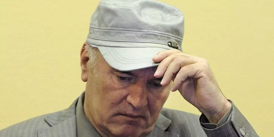 Der ehemalige serbische General Ratko Mladic sitzt im Juni 2011 auf der Anklagebank des UN-Kriegsverbrechertribunals in Den Haag. Foto: Martin Meissner/ANP/AP POOL/EPA FILE/dpa