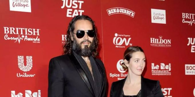 Russell und Laura Brand sind verheiratet und haben zwei Töchter. Russell Brand Laura Brand