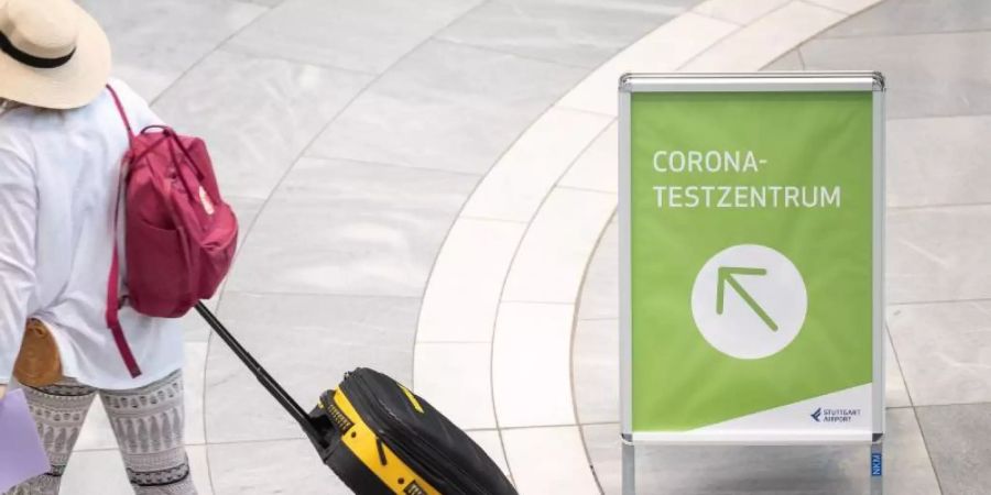 An den Flughäfen und Bahnhöfen in Deutschland können sich Reiserückkehrer auf Corona testen lassen. Foto: Sebastian Gollnow/dpa