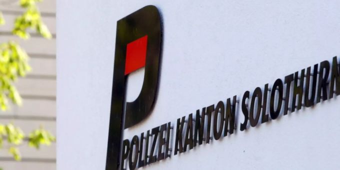 Als die Kantonspolizei Solothurn in Bellach SO erschien, liess die unbekannte Täterschaft ihren Plan fallen, einen Bancomaten zu sprengen. (Symbolbild) Als die Kantonspolizei Solothurn in Bellach SO erschien, liess die unbekannte Täterschaft ihren Plan fallen, einen Bancomaten zu sprengen. (Symbolbild)
