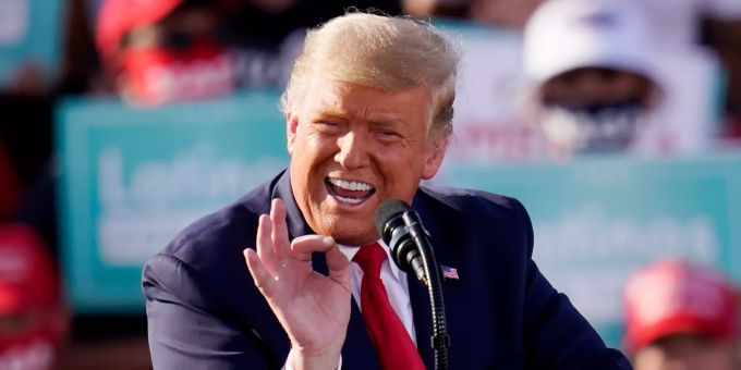 Donald Trump, Präsident der USA, spricht bei einer Wahlkampfveranstaltung am internationalen Flughafen Tucson im Bundesstaat Arizona. Donald Trump US-Wahlen Biden