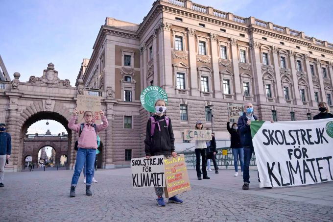 Greta Thunberg (m) und andere Klima-Aktivisten vor dem schwedischen Parlament Riksdagen. Stockholm, 25. September 2020 Klimastreik in Stockholm
