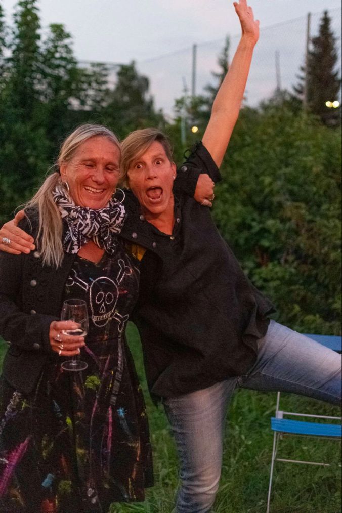 (v.l.) Furi Hundt und Barbara Ziörjen tanzen zur Musik.
