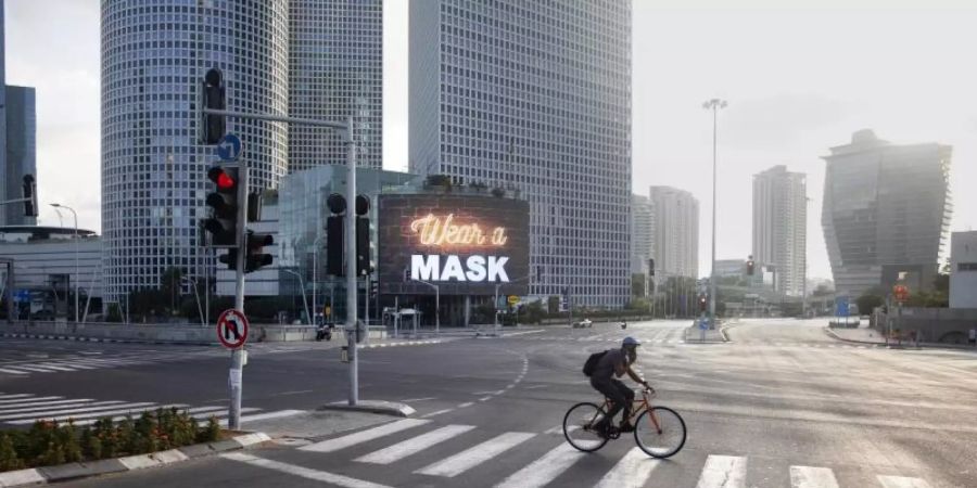 Eine riesige Strassenkreuzung in Tel Aviv - und weit und breit kein Auto. Die weltweiten Lockdowns haben den CO2-Ausstoss deutlich gedrückt. Foto: Oded Balilty/AP/dpa
