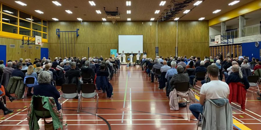 Rund 200 Besucherinnen und Besucher am Podium zur Überdachung der Kant