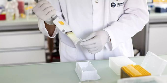 Marcel Walser, Teamleiter Covid-Projekt, bei der Anzucht einer Bakterienkultur im Labor von Molecular Partners AG in Schlieren ZH. Das Bundesamt für Gesundheit (BAG) hat mit dem Schweizer Unternehmen Molecular Partners einen Reservierungsvertrag für ein Medikament gegen das Coronavirus unterzeichnet. coronavirus