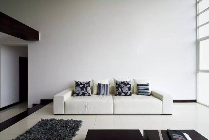 Minimalistisch mit weisser Wand eingerichtetes Wohnzimmer. minimalistisch