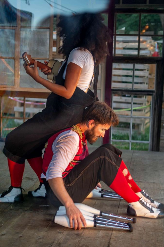 Wakouwa Teatro spielt auf der Bühne mit vielen Kunststücken.