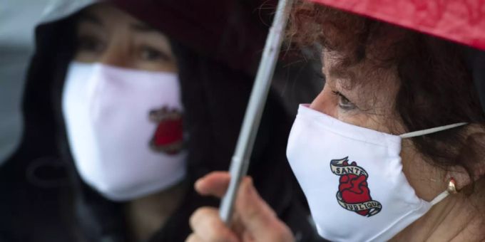 Wegen der Corona-Pandemie fiel ein Protest in Neuenburg zahlenmässig bescheiden aus. Nur 25 Personen, 10 Angestellte und 15 Gewerkschafter, beteiligten sich an der Aktion. Coronavirus Pflegepersonal