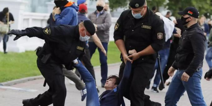 Polizisten nehmen einen Demonstranten während einer Kundgebung in Minsk Mitte Juli fest. Belarus