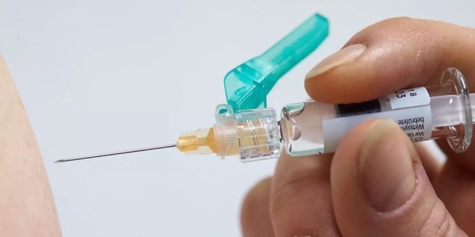 In der Schweiz würde sich gemäss einer Umfrage jede zweite Person impfen lassen, wenn es einen Impfstoff gegen das Corona-Virus gäbe. (Symbolbild) In der Schweiz würde sich gemäss einer Umfrage jede zweite Person impfen lassen, wenn es einen Impfstoff gegen das Corona-Virus gäbe. (Symbolbild)
