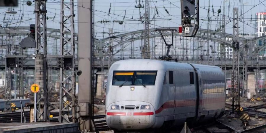 Ein ICE der Deutschen Bahn fährt in den Hauptbahnhof ein. Öfter mal den Fuss vom Gas nehmen - das ist auch das Motto für viele Lokführer. Foto: Sven Hoppe/dpa