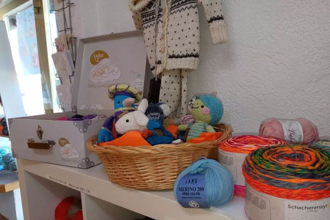 Mit Baby-Wolle lassen sich viele süsse Sachen herstellen Strickbar Unterlangenegg
