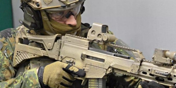 Ein Soldat trainiert mit einem Sturmgewehr vom Typ G36 von Heckler & Koch im Schiessausbildungszentrum auf dem Kasernengelände des Kommandos Spezialkräfte (KSK). Foto: Franziska Kraufmann/dpa Stanag-Schienen