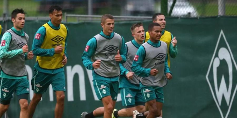 Die Profis von Werder Bremen sollen offenbar auf Teile ihres Gehaltes verzichten. Foto: Karl-Josef Hildenbrand/dpa
