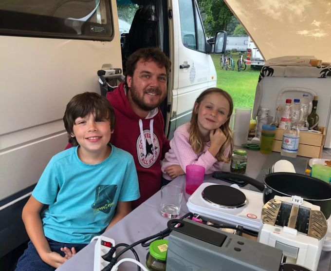 Daniel Gasser mit seinen beiden Kindern, Joshua (10) und Joanna (7).