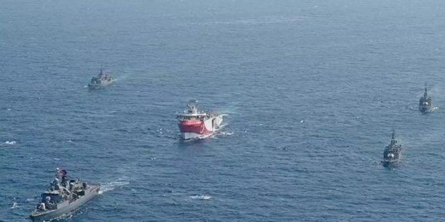 Das zur Suche nach Erdgas eingesetzte türkische Forschungsschiff «Oruc Reis» (M) fährt Anfang August in Begleitung türkischer Kriegsschiffe über das Mittelmeer. Foto: -/IHA/AP/dpa