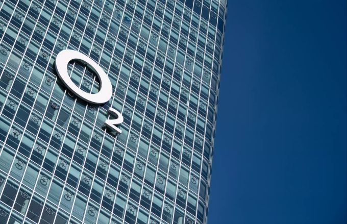 Das Logo des Telekommunikationsanbieters O2 ist am Uptown-Hochhaus zu sehen. O2 ist die Kernmarke von Telefonica Deutschland. Telefonica Deutschland O2