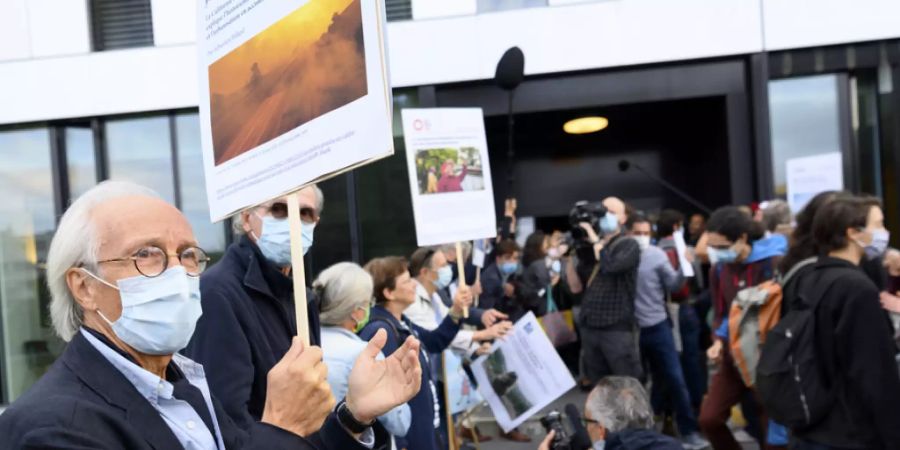 Dutzende Unterstützer bekundeten vor dem Gerichtsgebäude ihre Solidarität mit den angeklagten Klimaaktivisten.