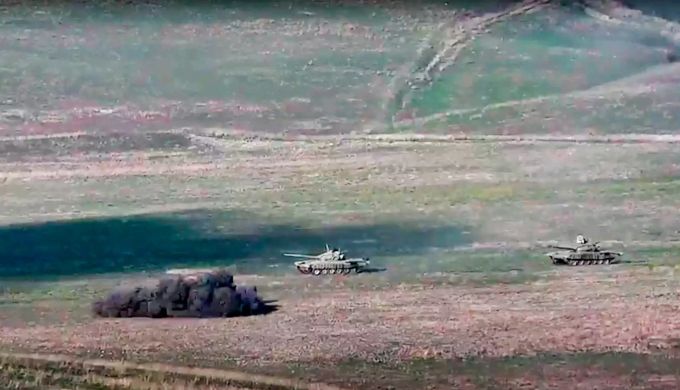 Das Standbild aus dem vom armenischen Verteidigungsministerium veröffentlichten Filmmaterial zeigt nach Angaben des Ministeriums, wie armenische Streitkräfte einen aserbaidschanischen Panzer an der Kontaktlinie der Republik Berg-Karabach in Aserbaidschan zerstören. Armenien ruft Kriegszustand aus