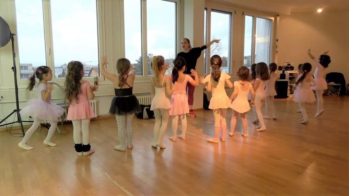 Debora Ferrante unterrichtet diverse Tanzstile, darunter auch Ballett. TanzTheater Kloten