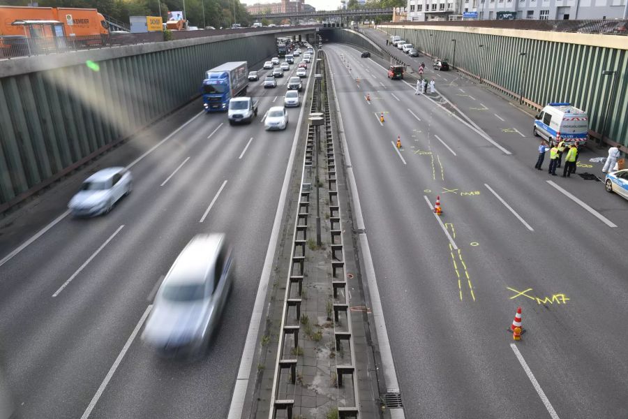 Der Staatsschutz ermittelt gegen einen Mann, der für eine stundenlange Sperrung der Stadtautobahn gesorgt hat.
