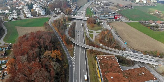 Beim A6 Anschluss in Muri finden an zwei Kreiseln Belagsarbeiten statt. Muri Kreisel Autobahn