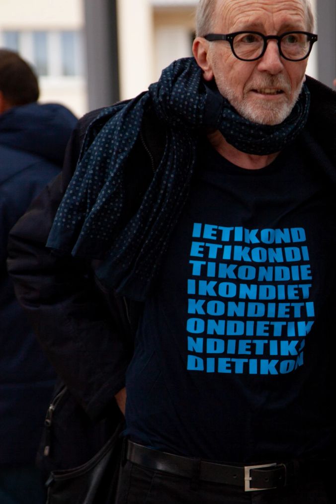 Rene Gubelmann ist mit seinem Dietikon T-Shirt bestens für die Vernissage vorbereitet.