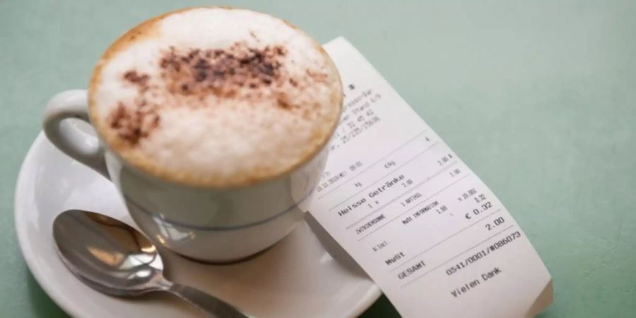 Serviert inklusive Kassenbon: ein Cappuccino