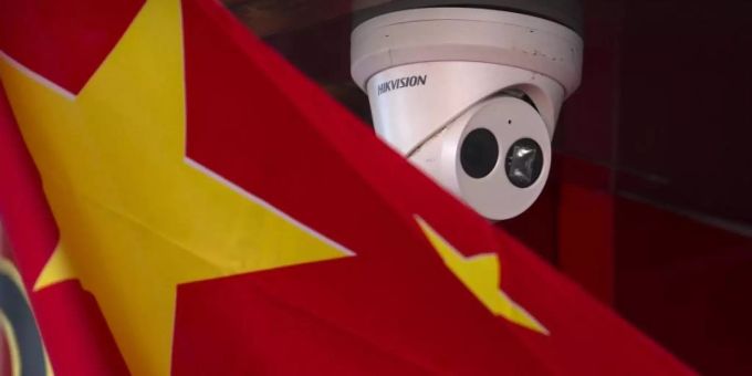 Eine chinesische Flagge weht neben einer Sicherheitskamera der Firma Hikvision in Peking. Foto: Mark Schiefelbein/AP/dpa Eine chinesische Flagge weht neben einer Sicherheitskamera der Firma Hikvision in Peking. Foto: Mark Schiefelbein/AP/dpa