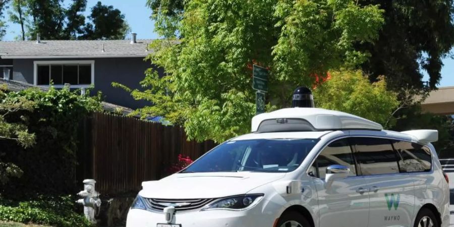 Ein selbstfahrendes Auto der Google-Schwesterfirma Waymo fährt über die Strasse. F. Foto: Andrej Sokolow/dpa