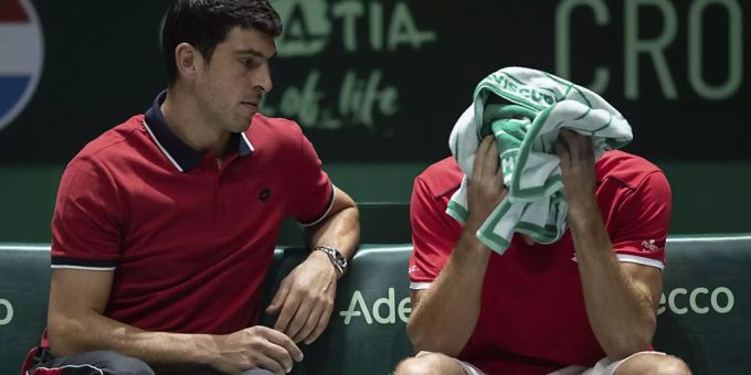 Kroatiens Borna Gojo versteckt sich während dem Match gegen Andrej Rublew hinter seinem Handtuch Kroatiens Borna Gojo versteckt sich während dem Match gegen Andrej Rublew hinter seinem Handtuch