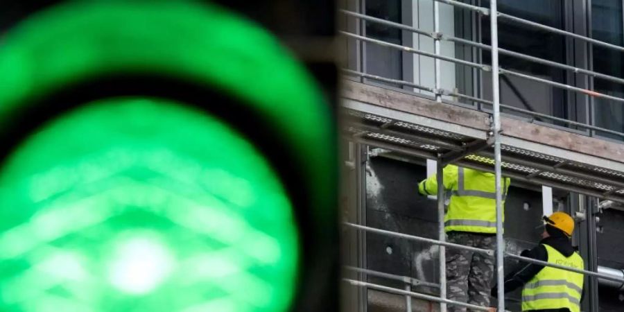 Immer mehr Menschen in Deutschland finden einen festen Job. Foto: Julian Stratenschulte/dpa