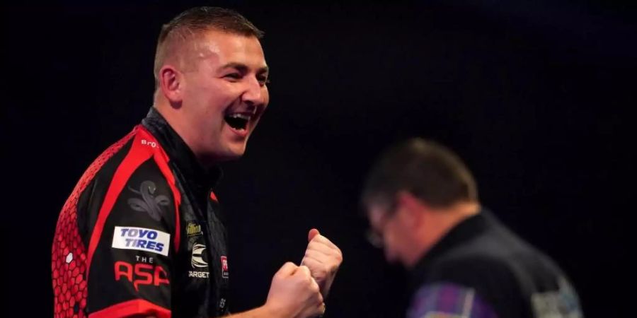 Nathan Aspinall beeindruckte bei der Darts-WM mit seinem Sieg gegen Gary Anderson. Foto: Tess Derry/PA Wire/dpa