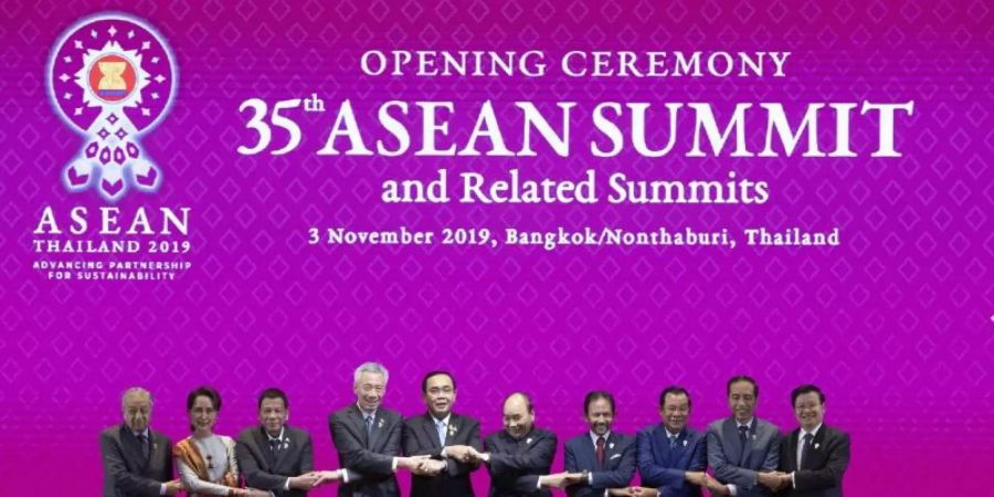 Die Teilnehmer des Asean-Gipfels in Thailand. Ein asiatisch-pazifischer Freihandelspakt kam bei dem Treffen nicht zustande. Foto: Sakchai Lalit/AP/dpa
