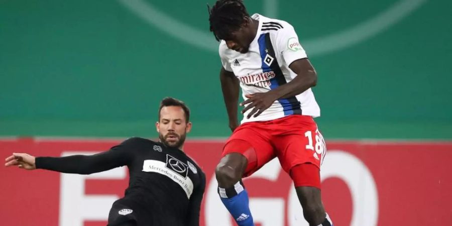 Zieht sich vorerst nicht das Nationaltrikots Gambias an: HSV-Profi Bakery Jatta (r). Foto: Christian Charisius/dpa