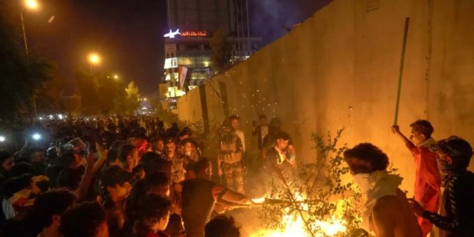 Demonstranten legen Feuer nahe des iranischen Konsulats in Kerbela. Kerbela proteste