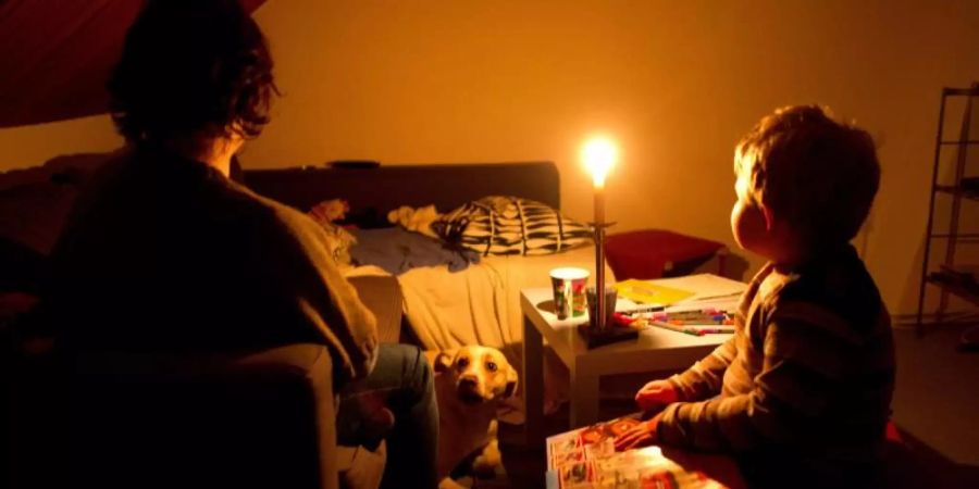 Jedes Jahr wird Tausenden Menschen in Deutschland wegen ausstehender Zahlungen der Strom abgestellt. Jedoch müssen Netzbetreiber eine Sperrung vier Wochen vorher ankündigen. Foto: Julian Stratenschulte/dpa