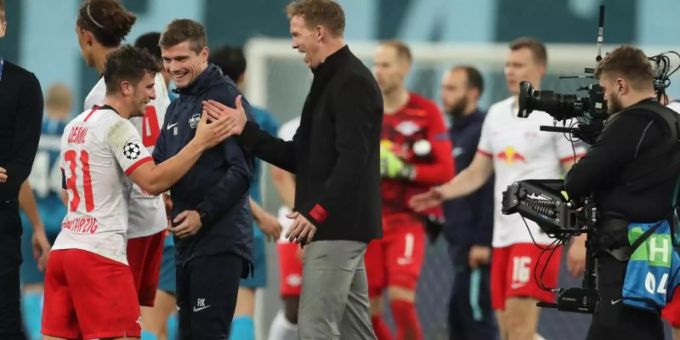 Auch in der Königsklasse durfte RB-Coach Julian Nagelsmann (r) mit seinen Spielern einen Sieg bejubeln. Foto: Jan Woitas/dpa Auch in der Königsklasse durfte RB-Coach Julian Nagelsmann (r) mit seinen Spielern einen Sieg bejubeln. Foto: Jan Woitas/dpa