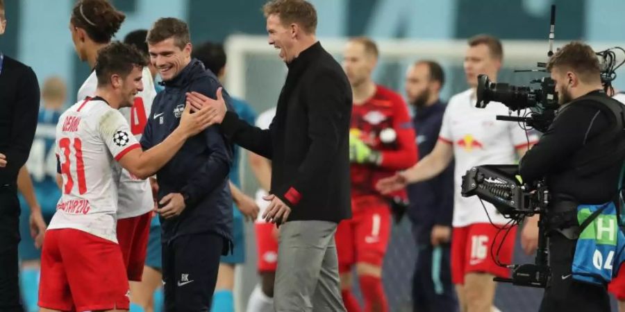 Auch in der Königsklasse durfte RB-Coach Julian Nagelsmann (r) mit seinen Spielern einen Sieg bejubeln. Foto: Jan Woitas/dpa
