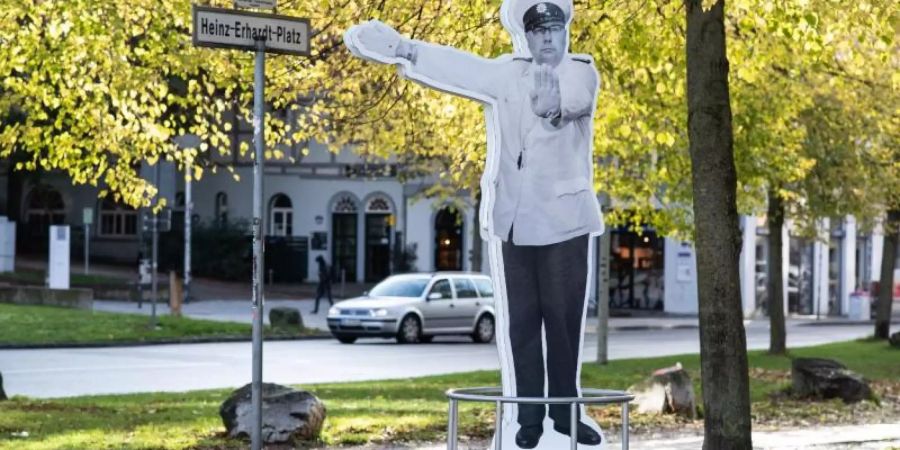 In Göttingen ist die Stele von Heinz Erhardt wieder aufgestellt worden. Foto: Swen Pförtner/dpa