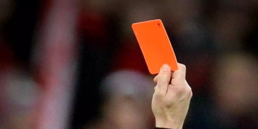 Die Innenminister der Bundesländer wollen sich mit der Gewalt im Amateurfussball beschäftigen: Ein Schiedsrichter zieht die Rote Karte. Foto: Patrick Seeger/dpa