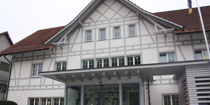 Front des Gemeindehauses in Weiningen. - Kanton Zürich Front des Gemeindehauses in Weiningen. - Kanton Zürich