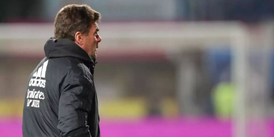 War nach der Niederlage beim VfL Osnabrück bedient: HSV-Coach Dieter Hecking. Foto: Friso Gentsch/dpa