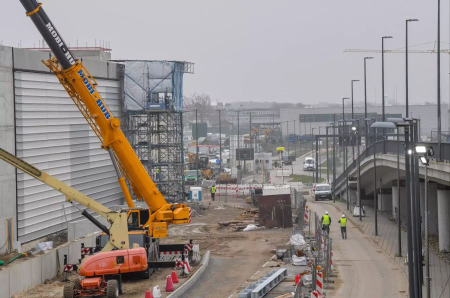 Doch noch stehen Kräne auf der Baustelle vom Terminal 2 am Hauptstadflughafen Berlin Brandenburg Willy Brandt (BER).