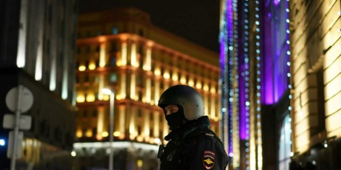Polizist nahe dem FSB-Gebäude FSB